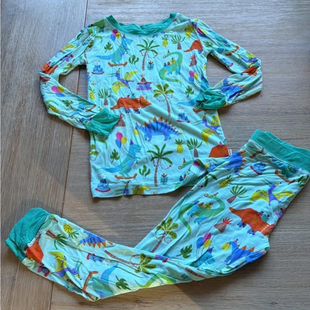 Like new Little Sleepies L/S pajamas, size 4T🦕🦖